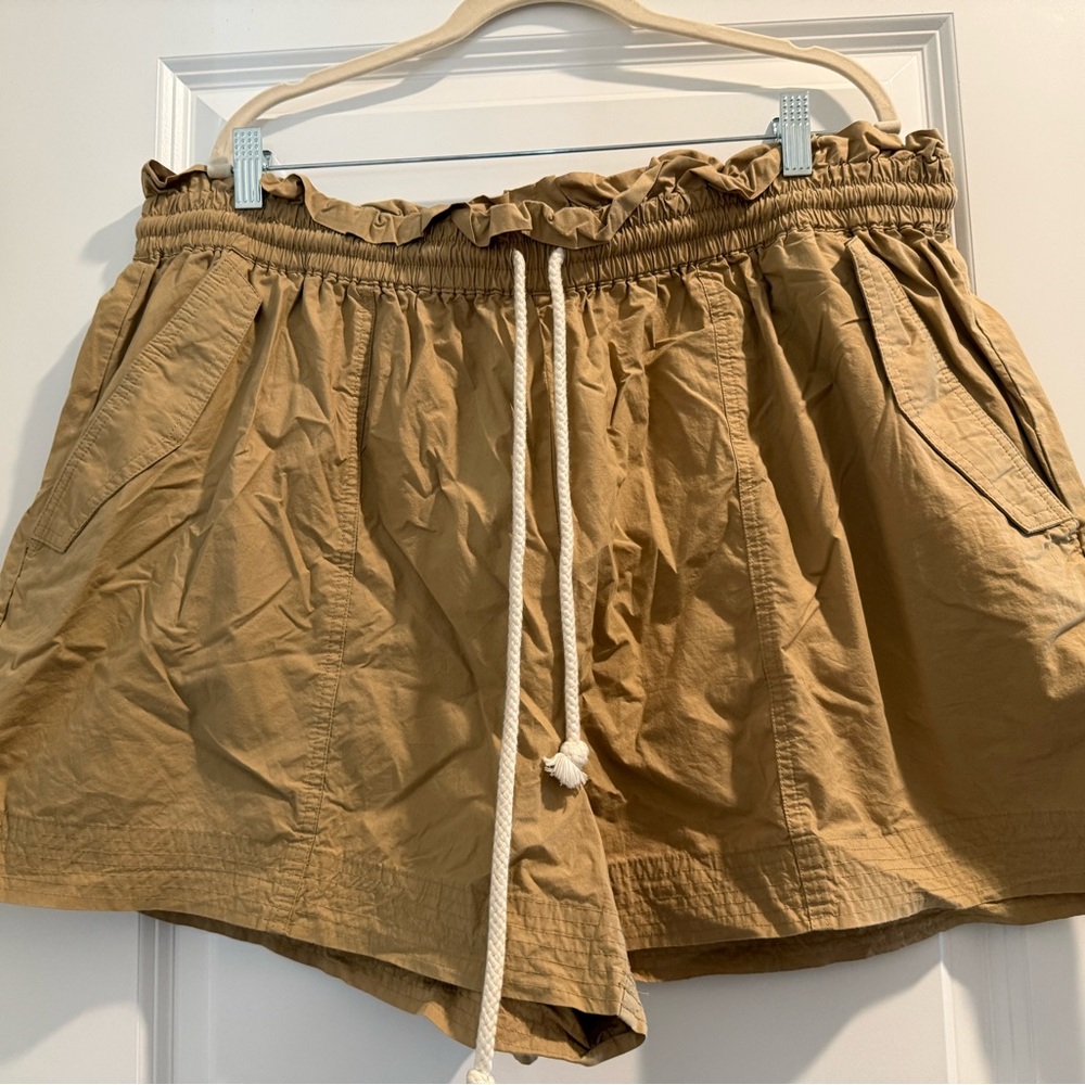 Banana Republic Women's Tan Cargo Shorts